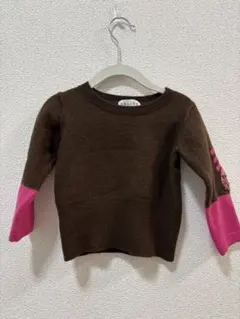 ブラウンとピンクのセーター