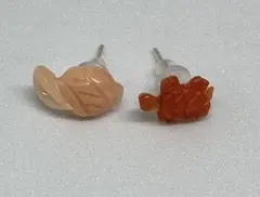 1029天然珊瑚彫刻花形と海生物デザインの個性的ピアス 2ペア