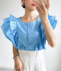 フリル付きライトブルーシャツ 半袖