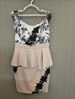 フリル付きペプラムタイトドレス