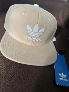 adidas キャップ　ベージュ
