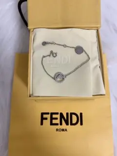 【超美品⭐︎】フェンディ　ロゴブレスレット FENDIフェンディ】ロゴ シルバーカラー チェーン ブレスレット