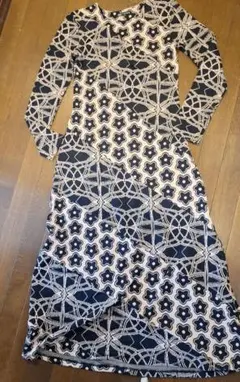 ZARA花柄と幾何学模様のロングワンピース 長袖 ネイビー ベージュ