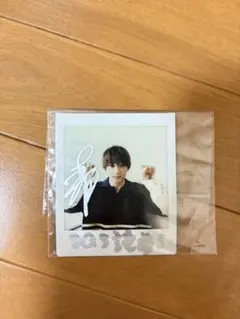 吉沢亮 チェキ 直筆サイン入り 吉沢亮 直筆サイン入りポラロイド サインチェキ - メルカリ