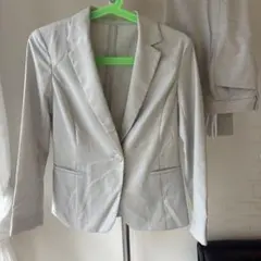 ライトグレー パンツスーツ 春夏物