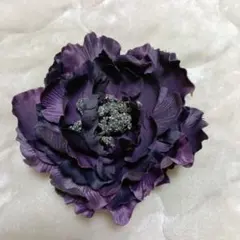 紫色の花形ブローチ・コサージュ