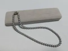 グレーの貝パールネックレス