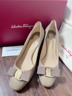極美品Salvatore Ferragamo ERICE 70 パンプスのサムネイル