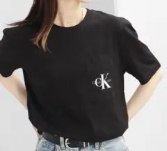 【Calvin Klein JEANS/】ワンポイントモノグラムフロックロゴ半袖のサムネイル