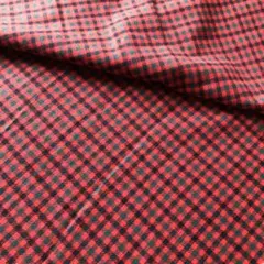 赤と緑のチェック柄生地