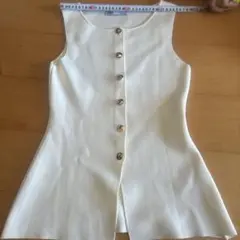 ZARA ぺプラム ニットベスト Sサイズのサムネイル