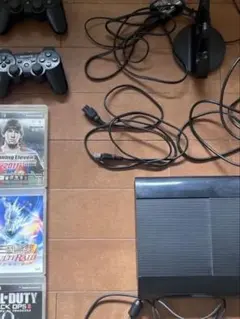 PS3本体 (CECH-4000C)コントローラー2つ 充電スタンド ソフト3本