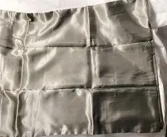실버 새틴 베갯잇 (약 42 x 63 cm)