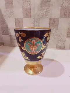 有田焼 花柄装飾のネイビーのカップ