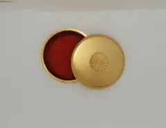 金色 朱肉入れ 菊紋が施された 金メッキ仕上げの鉄器などが使われています。﻿