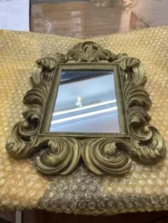 装飾的なゴールドフレームミラー