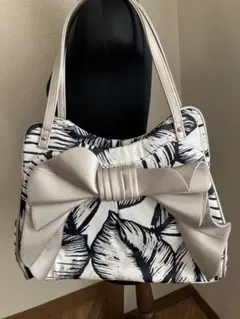 土日値下げ出品☆夏にLaugoa トートバッグ リーフ柄 シルバーリボン付きのサムネイル