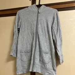 フード付きパーカー グレー