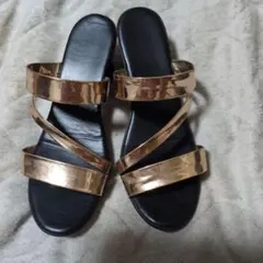 ゴールド ストラップサンダル 低ヒール