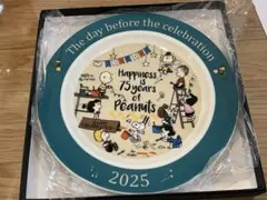 スヌーピー ２０２５イヤーズ プレート（日本製） 皿立て付 75周年のサムネイル