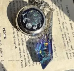 月の満ち欠け懐中時計とタンザナイト色のガラス　蓄光ペンデュラム(鉱物レジン)付き