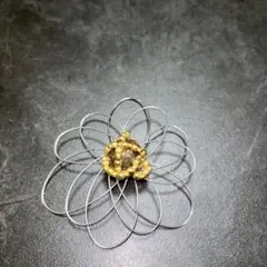 ハンドメイド 花型 ブローチ シルバーとゴールド