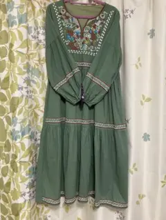 ★胸元刺繍★グリーンのゆったりマキシワンピース