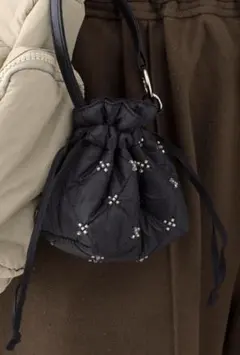 3COINS ビーズ付きキルティングミニポーチ　ブラック