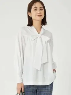 リボン付きホワイト長袖シャツ