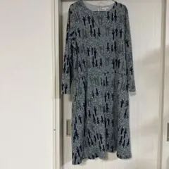 ブルーグレーの木模様長袖ワンピース