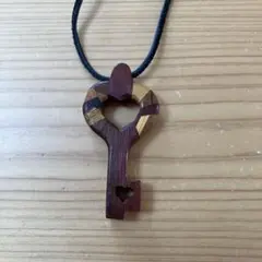 木製ハート型鍵ネックレス