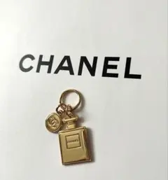 シャネル　ホリデー限定　チャームノベルティ クリスマス　ボトルロゴ1点