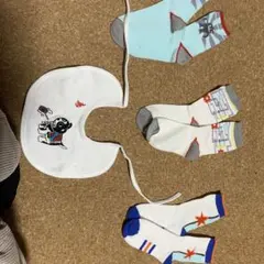 ベビー靴下3足セットとスタイ