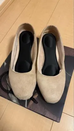 ベージュ スエード フラットシューズ