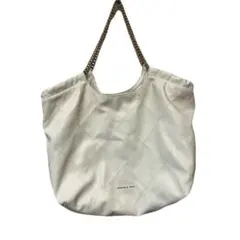 【完売品】CHARLES&KEITH ホワイト キルティング ショルダーバッグのサムネイル