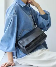 ビアズリーレザーボディバッグ