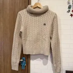 ベージュ ケーブルニット タートルネック セーター