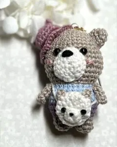 ほっこり顔のくま あみぐるみキーホルダー 小さめ ハンドメイド 猫ポシェットのサムネイル