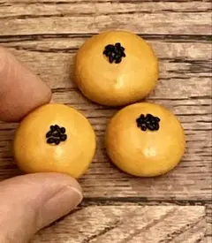 土曜のうさぎ　パンのブローチ 【あんパン】