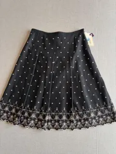 刺繍入り黒フレアスカート　ウエスト80サイズ