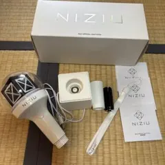 ☆ペンライト有☆【NiziU公式グッズ まとめ売りセット】 NiziU ペンライト/トレカケース NIZOOﾍﾟﾝﾗｲﾄｶﾊﾞｰ【LAKO】・NiziU