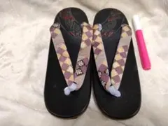 ★ほぼ未使用!!市松模様のモダンな鼻緒の下駄・彫りデザイン模様も★