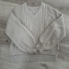 ライトグレー Vネック ケーブル編み ニット
