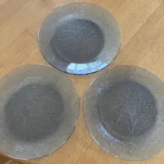 ガラス製　葉の模様の皿 3枚セット