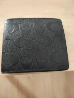 ブラックレザー二つ折り財布 エンボス加工