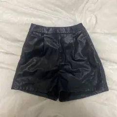レザーショートパンツ