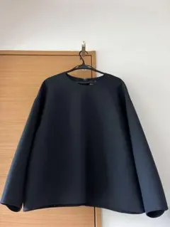 ユニクロの黒の長袖トップス