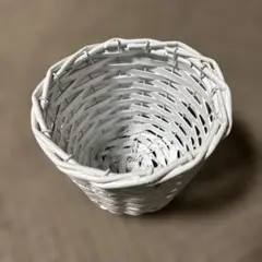 白い編み込みバスケット