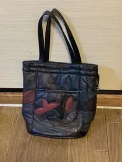 昭和の黒地にパッチワーク柄　レザー風味の合成革 手提げバッグ 　中型　ポーチ機能