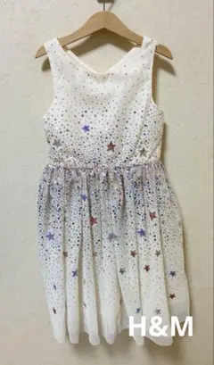 H&M ホワイト 星型装飾スパンコールドレス　130サイズのサムネイル